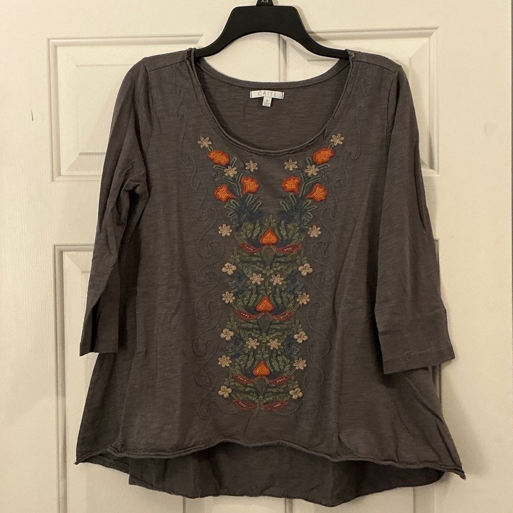 Caite Embroidered Women's 3/4 Sleeve T-shirt in Charcoal size Small